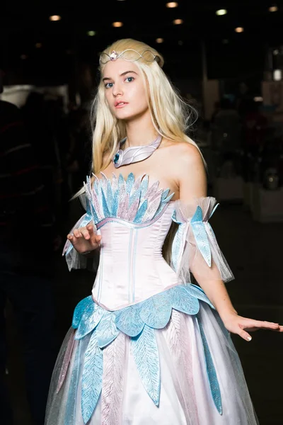 Güzel bir elbise giyen genç kadın cosplayer