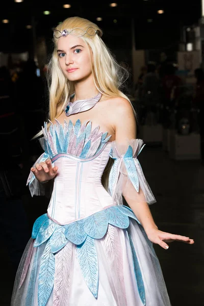 Güzel bir elbise giyen genç kadın cosplayer