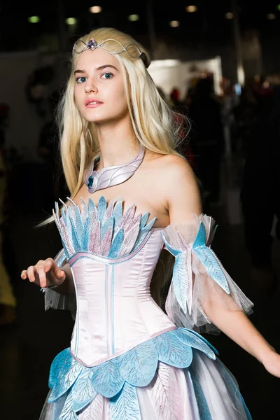 Mujer joven cosplayer vistiendo hermoso vestido — Foto de Stock