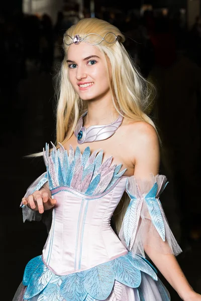 Güzel bir elbise giyen genç kadın cosplayer