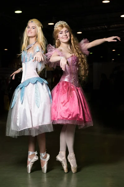 Güzel dres giyen iki genç kadın cosplayer