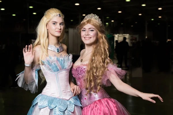 Güzel dres giyen iki genç kadın cosplayer