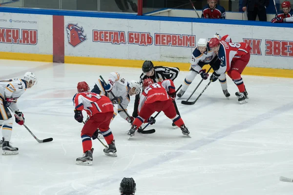 Match de hockey au Palais de Glace Vityaz — Photo