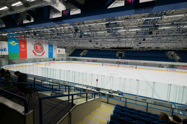 Хоккейная арена перед матчем между командами — стоковое фото