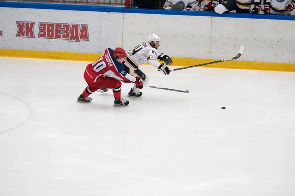Match de hockey au Palais de Glace Vityaz — Photo
