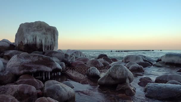 Oostzee kust bij winter — Stockvideo