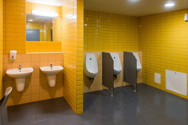 Salle publique moderne wc pour hommes — Photo