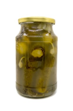 kavanozun üzerine beyaz izole salatalık turşusu