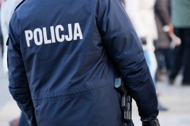 Bir tabanca polis silah kullanmaya hazır silahlı