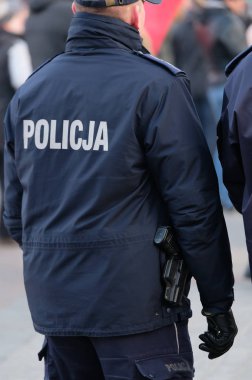Bir tabanca polis silah kullanmaya hazır silahlı
