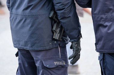 Bir tabanca polis silah kullanmaya hazır silahlı