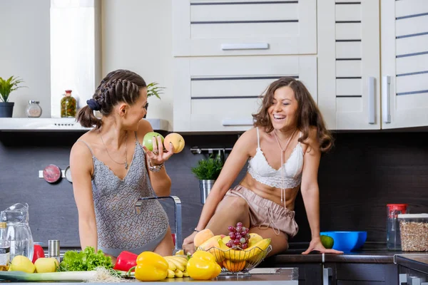 Retrato de dos hermanas gemelas divirtiéndose en la mañana preparando el desayuno — Foto de Stock
