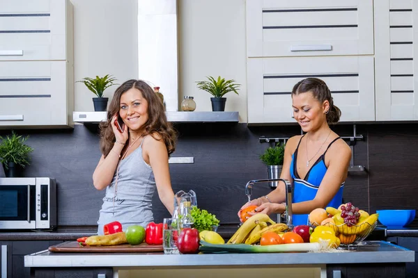 Retrato de dos hermanas gemelas divirtiéndose en la mañana preparando el desayuno — Foto de Stock