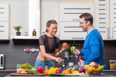 Genç çift mutfakta eğleniyor