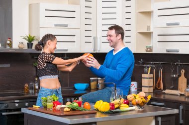 Genç çift mutfakta eğleniyor