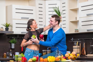 Genç çift mutfakta eğleniyor