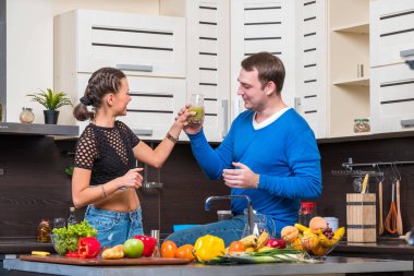 Genç çift mutfakta eğleniyor