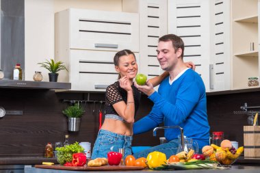 Genç çift mutfakta eğleniyor