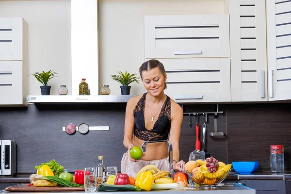 Porträt einer jungen schlanken Frau in Dessous in der Küche — Stockfoto