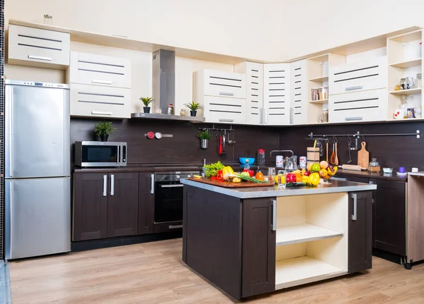 Interior da cozinha moderna com frutas e legumes — Fotografia de Stock