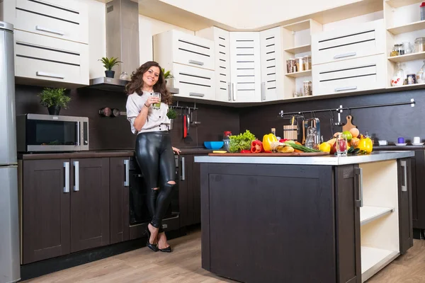 Retrato de mujer joven en la cocina — Foto de Stock