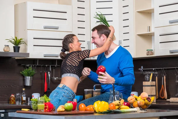 Genç çift mutfakta eğleniyor