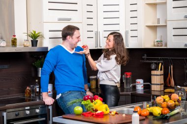 Genç çift mutfakta eğleniyor