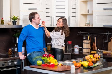 Genç çift mutfakta eğleniyor