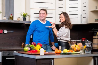 Genç çift mutfakta eğleniyor