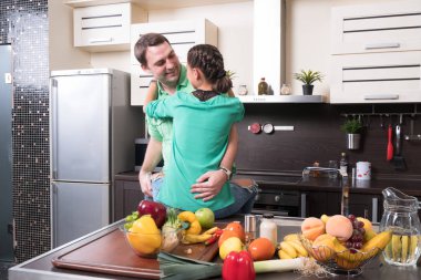 Genç çift mutfakta eğleniyor