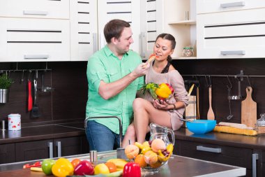 Genç çift mutfakta eğleniyor