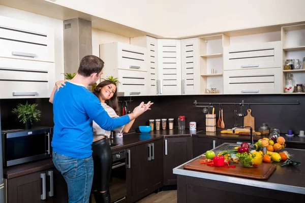 Jovem casal se divertindo na cozinha — Fotografia de Stock