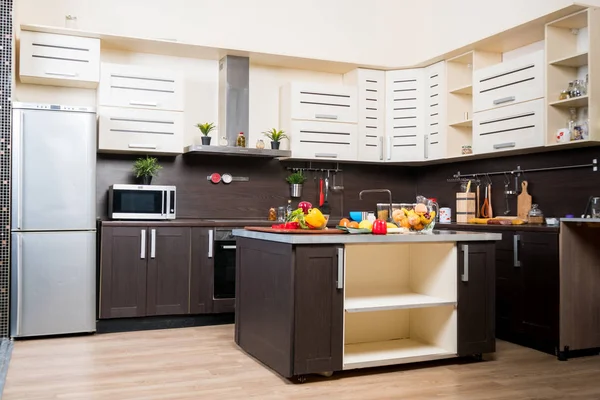 Interior de la cocina moderna con frutas y verduras — Foto de Stock