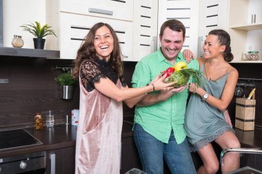 Üç arkadaş mutfakta eğleniyor