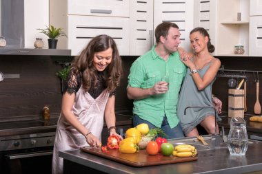 Üç arkadaş mutfakta eğleniyor