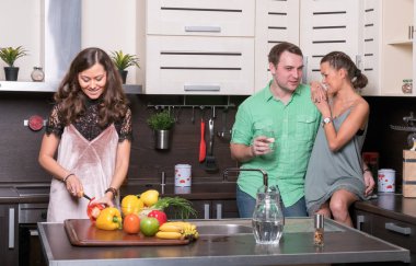 Üç arkadaş mutfakta eğleniyor