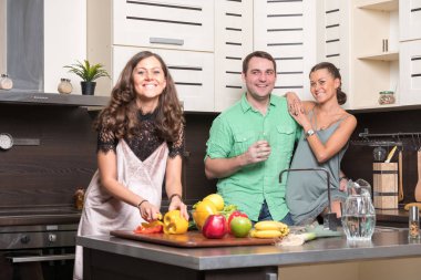 Üç arkadaş mutfakta eğleniyor