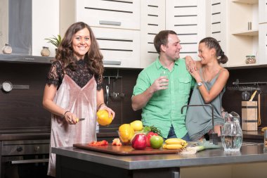 Üç arkadaş mutfakta eğleniyor