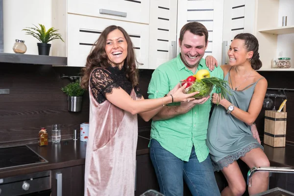 Üç arkadaş mutfakta eğleniyor