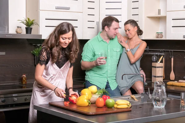 Üç arkadaş mutfakta eğleniyor