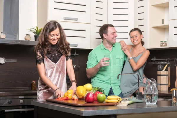 Trois amis s'amusent dans la cuisine — Photo