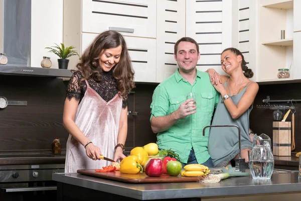 Üç arkadaş mutfakta eğleniyor