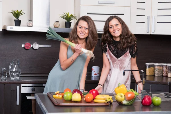 Ritratto di due sorelle gemelle che si divertono al mattino preparando la colazione — Foto Stock