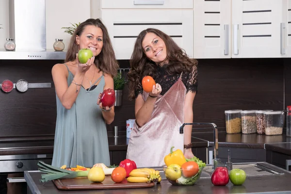 Retrato de dos hermanas gemelas divirtiéndose en la mañana preparando el desayuno — Foto de Stock