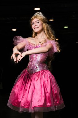 Pembe elbise giyen genç kadın cosplayer