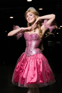 Pembe elbise giyen genç kadın cosplayer