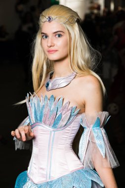 Güzel bir elbise giyen genç kadın cosplayer