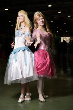 Güzel dres giyen iki genç kadın cosplayer