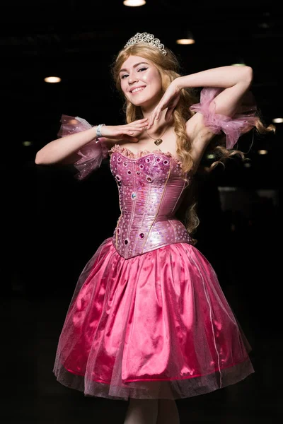 Pembe elbise giyen genç kadın cosplayer