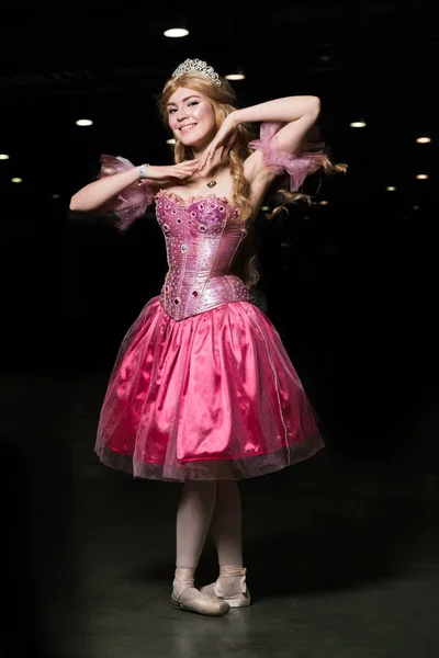 Jeune femme cosplayer portant une robe rose — Photo